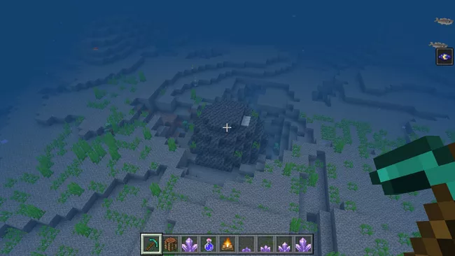 Geoda de amatista que sobresale del fondo del mar en Minecraft