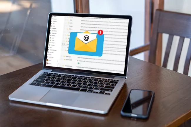 Laptop con notificaciones por correo electrónico