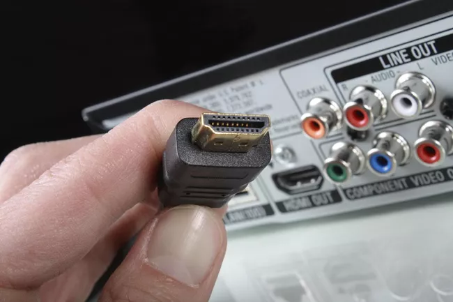Conector HDMI en mano