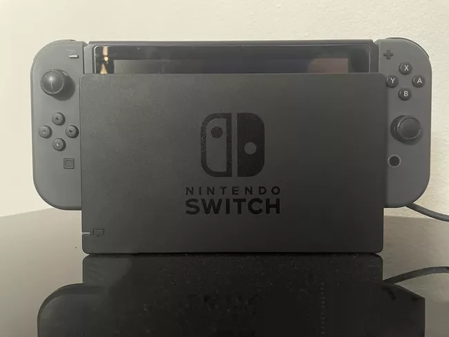Nintendo Switch viene con Joy-Cons en la base de carga
