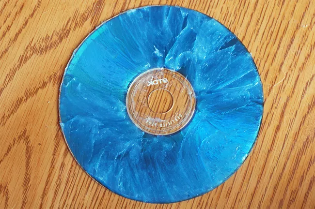 cd rayado cubierto con producto de cera