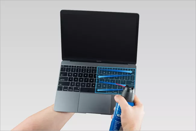 El aire enlatado se usa para limpiar el teclado del MacBook.
