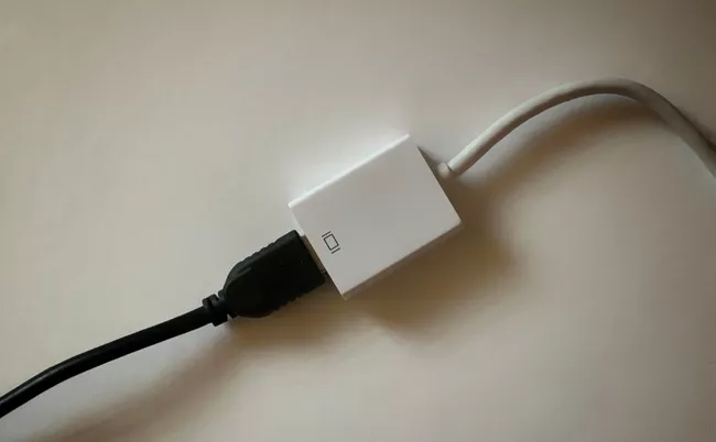 Conecte el cable HDMI al adaptador Mini DisplayPort a HDMI.