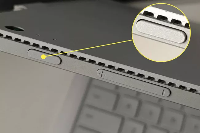 El botón de encendido resaltado en un dispositivo Microsoft Surface.