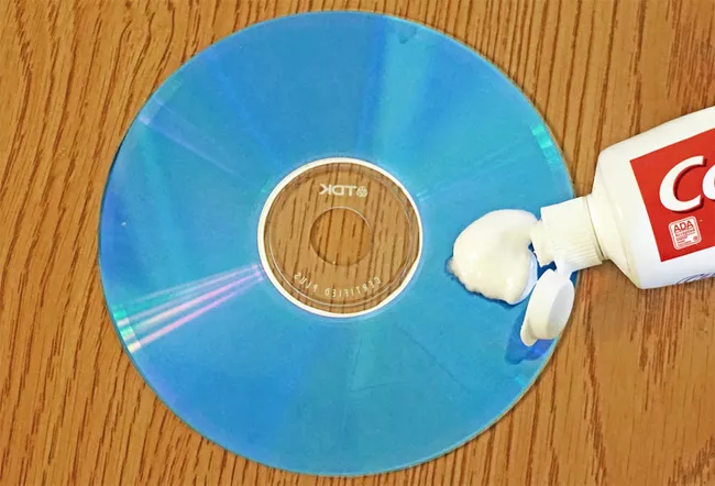 Scratch CD - Aplicación de pasta de dientes